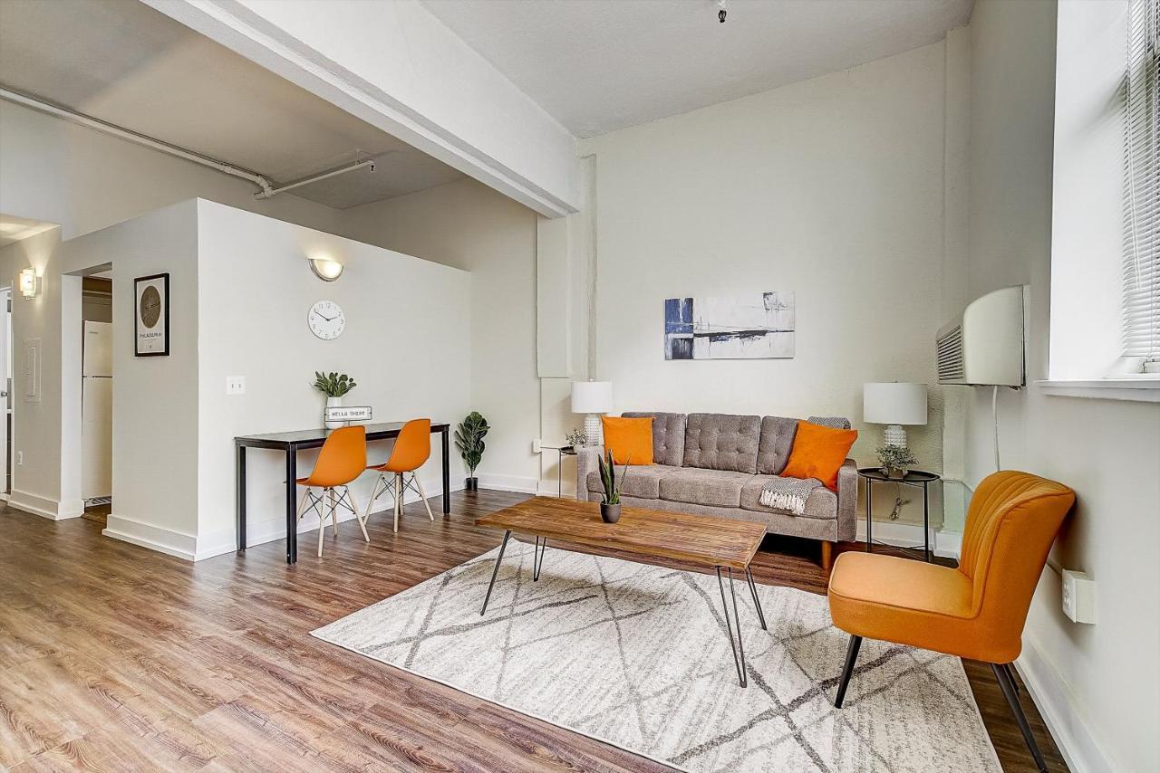 Frontdesk I The Cosmopolitan Apts Philadelphia Apartment Room photo