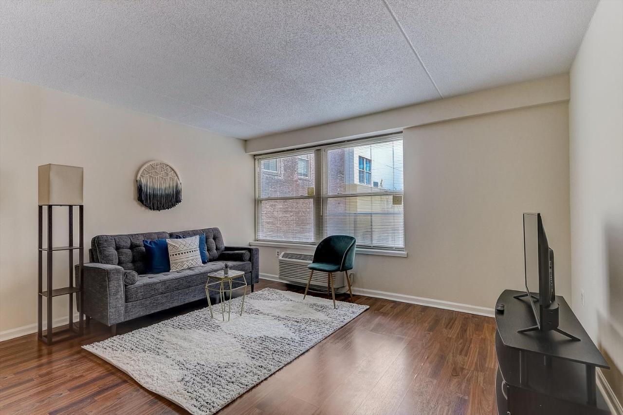 Frontdesk I The Cosmopolitan Apts Philadelphia Apartment Room photo