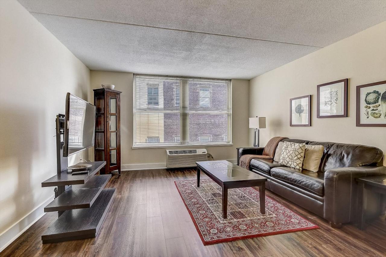 Frontdesk I The Cosmopolitan Apts Philadelphia Apartment Room photo